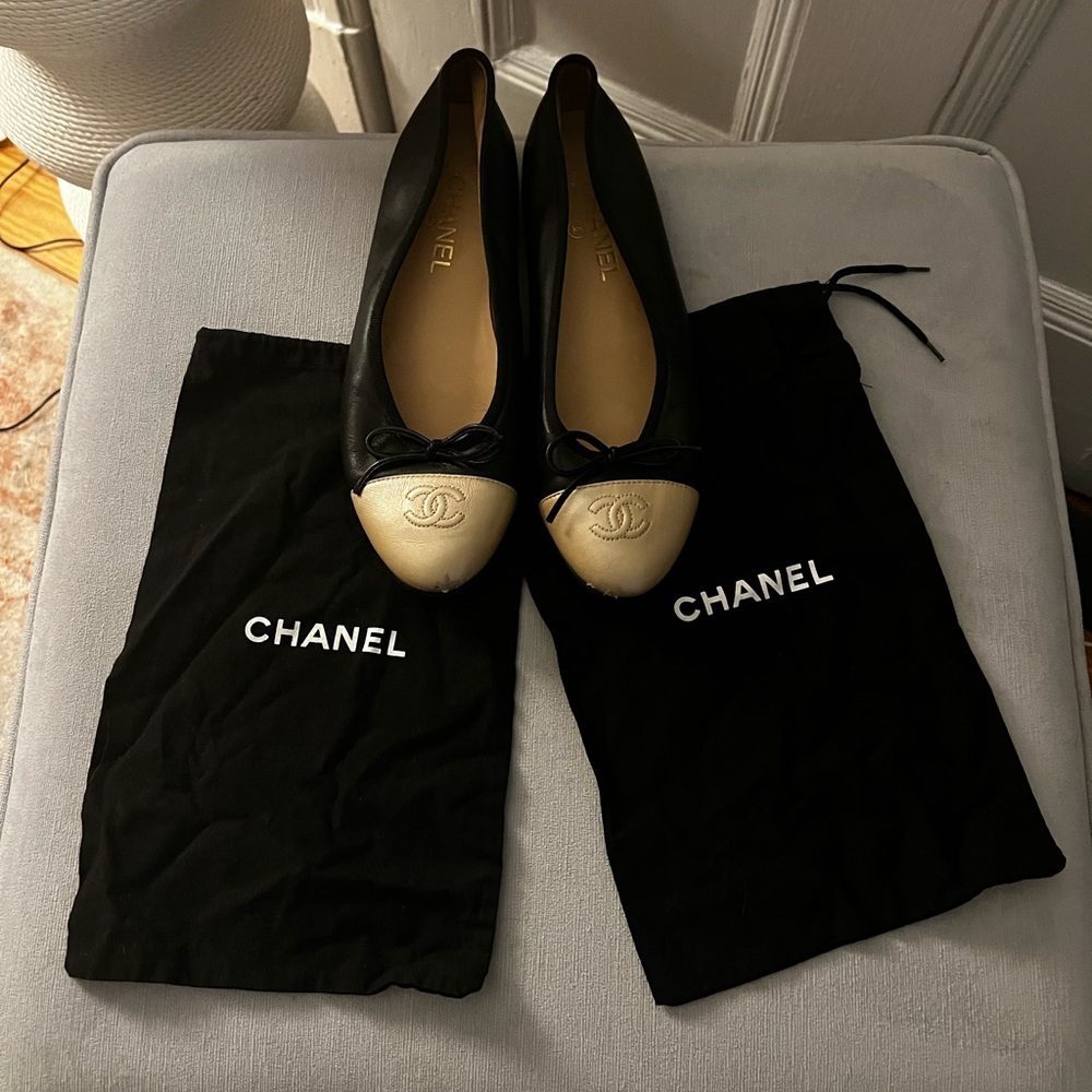 CHANEL CC Logo Cap Toe Bow Ballet Flats Black & Metallic Gold Leather Size 39.5